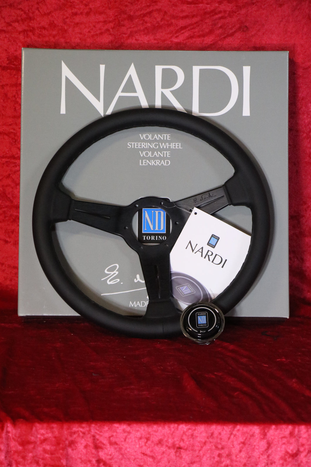 NARDI CLASSIC 340 MM BLACK CENTRE/ BLACK STITCH